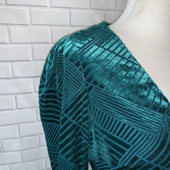 Ali & Jay I'm Nominated Teal Velvet  Midi Dress M - Picture 8 of 13